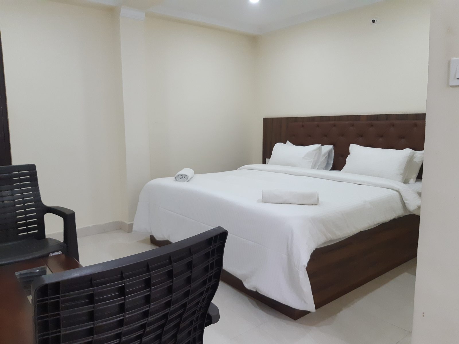 Deluxe non-A/C room with a king bed and seating